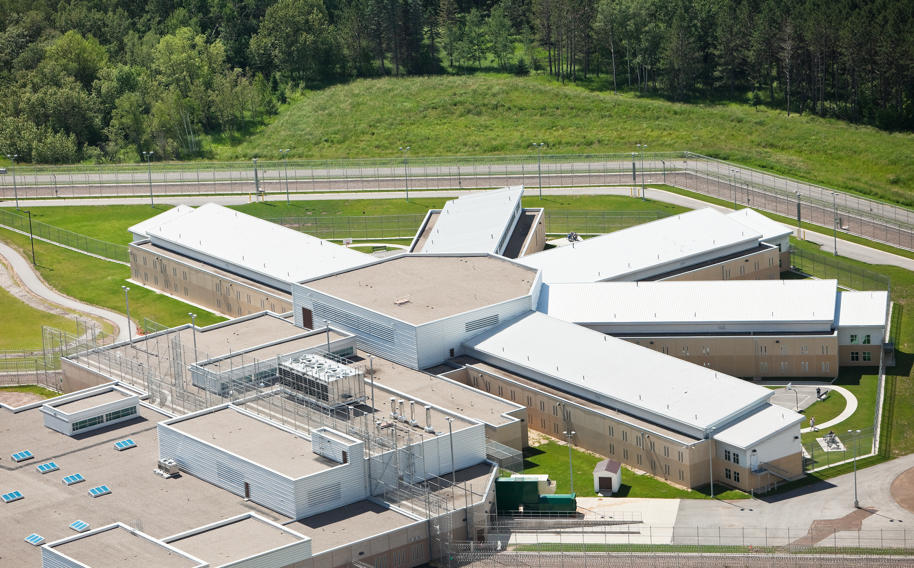 https://www.armourroofco.com/wp-content/uploads/2025/04/Correctional-Facility.png